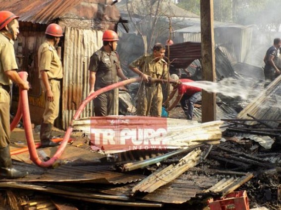 Massive fire breaks out in a slum adjacent to Hindi school, more than 15 houses burnt into ashes, one brutally injured, about 5 fire engines rushed to spot 
